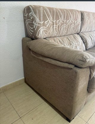 Sofá de tela beige y multicolor