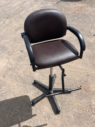 Silla de salón estética giratoria marrón para niño