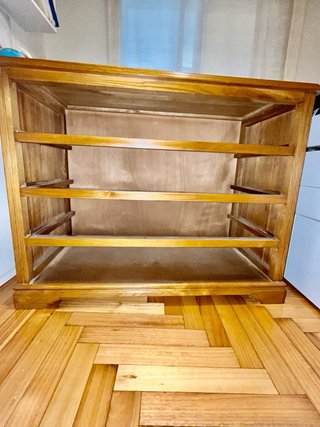 Cómoda 4 cajones hecha en madera castaño.