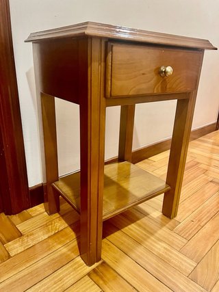 Cómoda 4 cajones hecha en madera castaño.