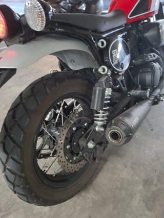 Yamaha SCR950 Negra, Roja y Blanca