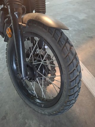 Yamaha SCR950 Negra, Roja y Blanca