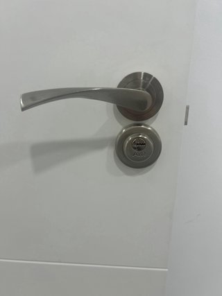Puerta blanca con manilla y cerradura 2,03x 72,5cm
