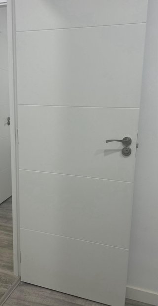 Puerta blanca con manilla y cerradura 2,03x 72,5cm