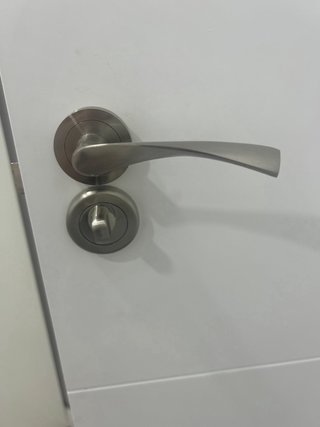Puerta blanca con manilla y cerradura 2,03x 72,5cm