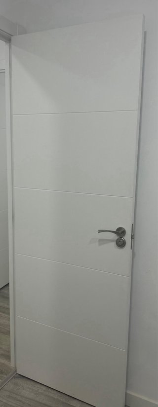 Puerta blanca con manilla y cerradura 2,03x 72,5cm