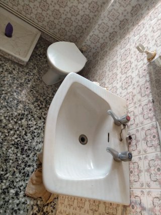 Muebles de habitación, salón y baño.