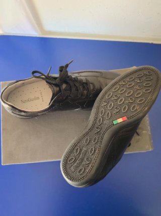 Scarpe Nero Giardini in Pelle Nera P503220U
