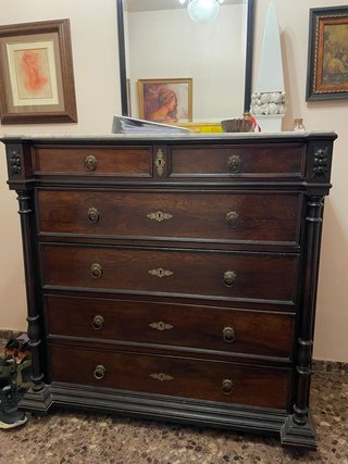 Cómoda antigua de madera y mármol