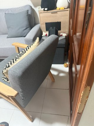 Sillón de tela y madera gris