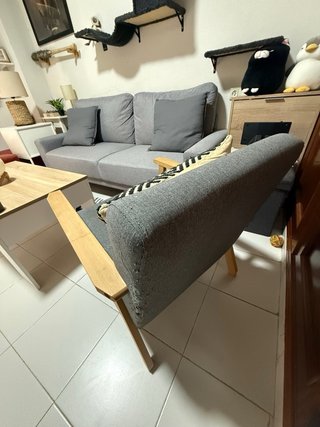 Sillón de tela y madera gris