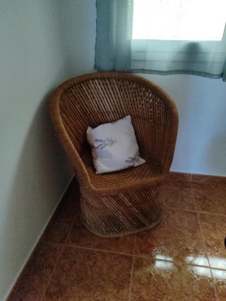 Sillón de mimbre y bambú