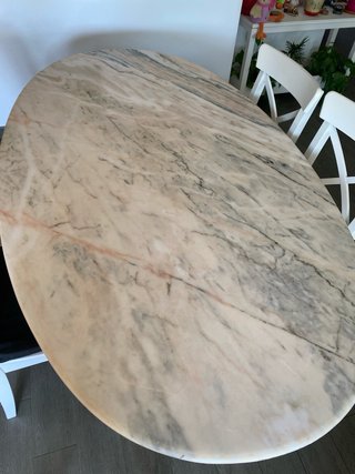 Mesa de mármol ovalada