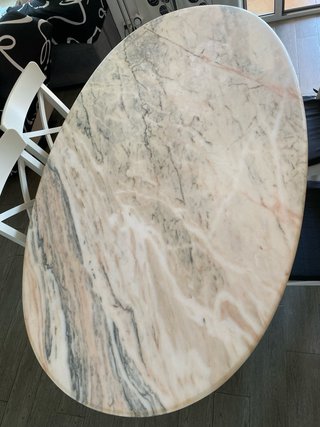 Mesa de mármol ovalada