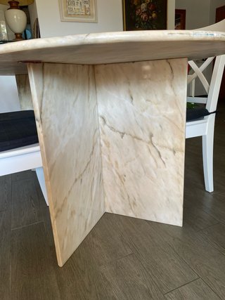 Mesa de mármol ovalada
