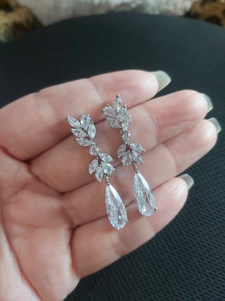 Pendientes largos de novia con circonias brillante