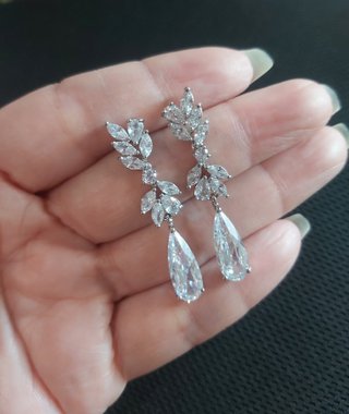Pendientes largos de novia con circonias brillante