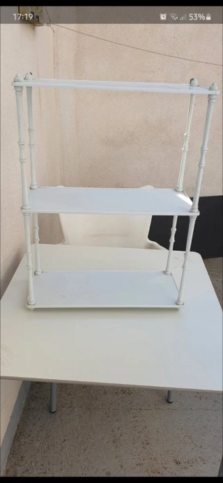 Estantería de plástico blanca.