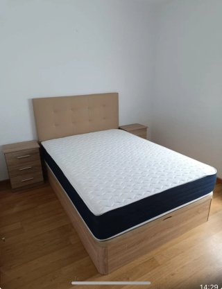 Cama y colchón blanco y azul