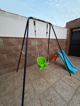 Columpio y tobogán infantil