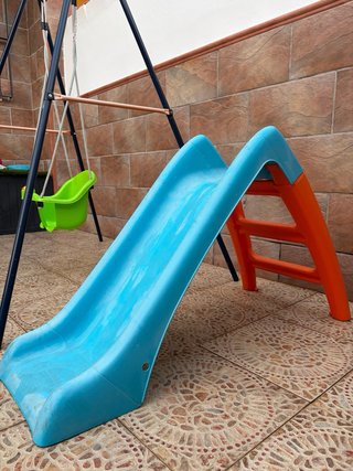 Columpio y tobogán infantil