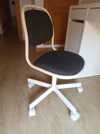 Silla infantil de escritorio negra y blanca