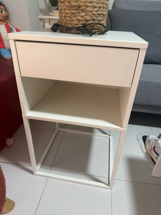 Mesa auxiliar blanca y madera