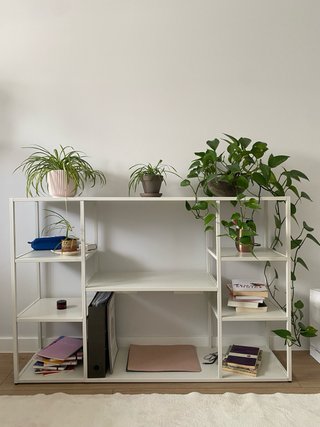 Estantería minimalista blanca metálica