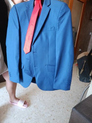 Traje de niño azul con corbata roja
