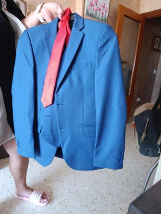 Traje de niño azul con corbata roja