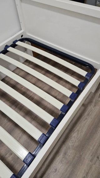 Cama y somier de madera blanca