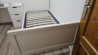 Cama y somier de madera blanca