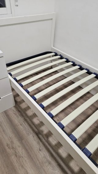 Cama y somier de madera blanca