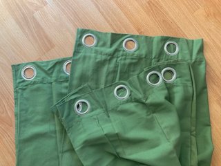 Juego de cortinas verdes con ojales