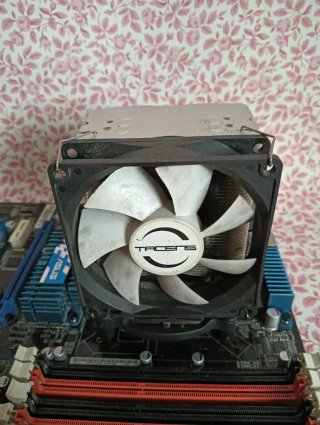 Placa Base ASUS con disipador y RAM