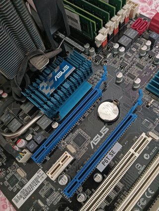 Placa Base ASUS con disipador y RAM