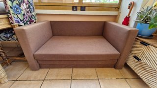 un pequeño sofá cama en buen estado.131-70-199