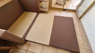 un pequeño sofá cama en buen estado.131-70-199