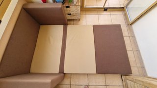 un pequeño sofá cama en buen estado.131-70-199