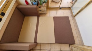 un pequeño sofá cama en buen estado.131-70-199