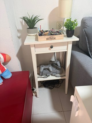 Mesa auxiliar blanca y gris