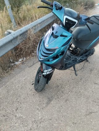 Moto Scooter Azul y Negra