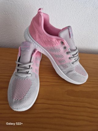 Zapatillas casuales grises y rosas talla 40