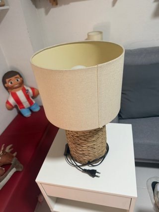 Lámpara de mesa beige y marrón
