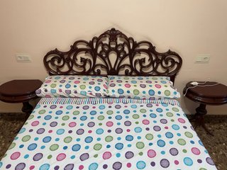 Cabecero de cama y mesitas de noche