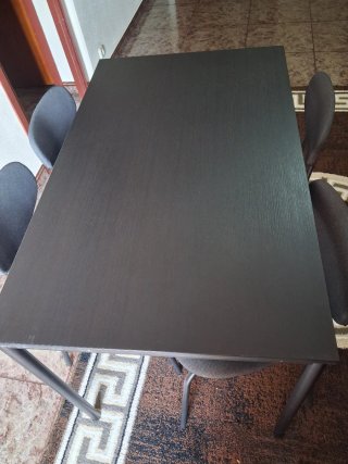 Mesa y 4 sillas comedor
