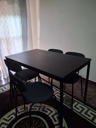Mesa y 4 sillas comedor