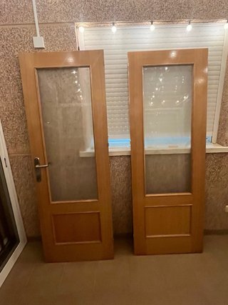 Puertas de madera con cristal y manilla