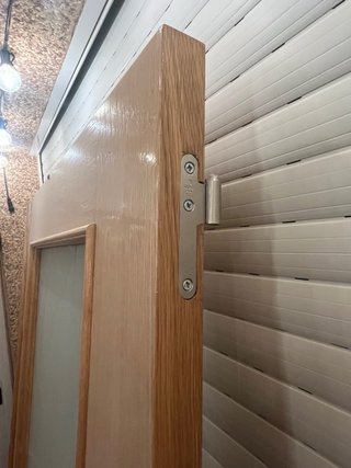 Puertas de madera con cristal y manilla