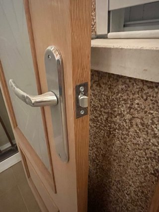 Puertas de madera con cristal y manilla